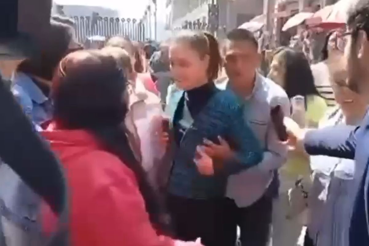 Hombre acosa a Claudia Sheinbaum afuera de Palacio Nacional; intenta tocarla durante recorrido en CDMX