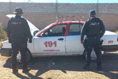 Elementos policiacos recuperan taxi robado en Fresnillo