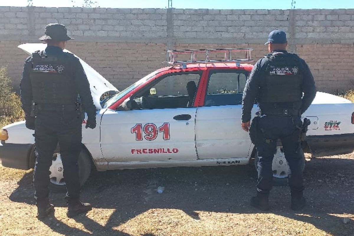 Elementos policiacos recuperan taxi robado en Fresnillo