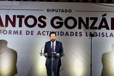 Diputado Santos González rinde informe; defiende política del bienestar