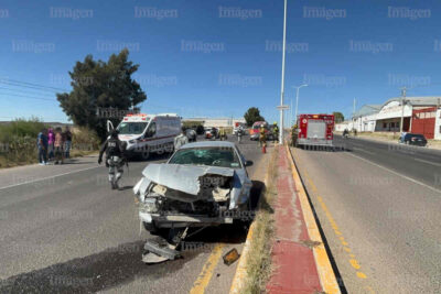 Aparatoso accidente en la carretera federal 45 dejó al menos a una persona lesionada