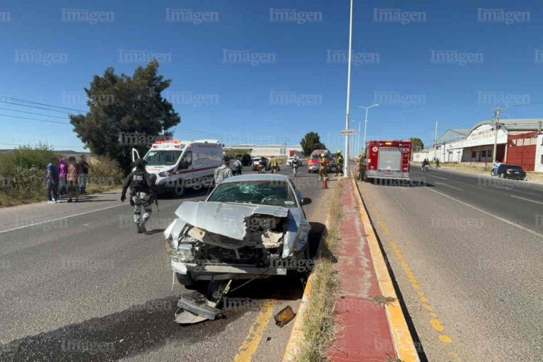 Aparatoso accidente en la carretera federal 45 dejó al menos a una persona lesionada