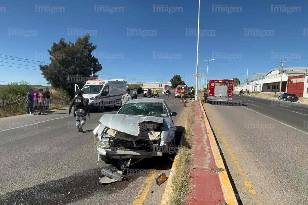 Aparatoso accidente en la carretera federal 45 dejó al menos a una persona lesionada