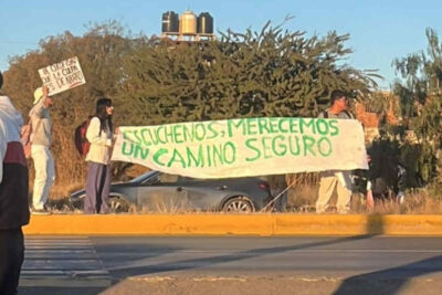 Bloquean la vialidad Siglo XXI para exigir reductores tras atropellamiento