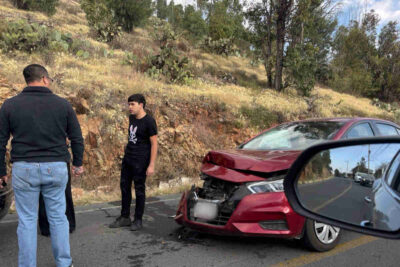 Choque en Paseo Díaz Ordaz provoca congestionamiento vial esta mañana en Zacatecas