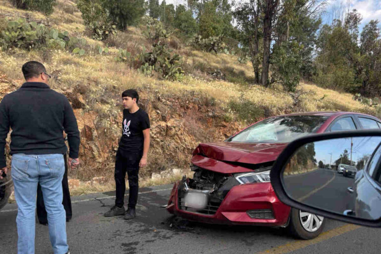 Choque en Paseo Díaz Ordaz provoca congestionamiento vial esta mañana en Zacatecas