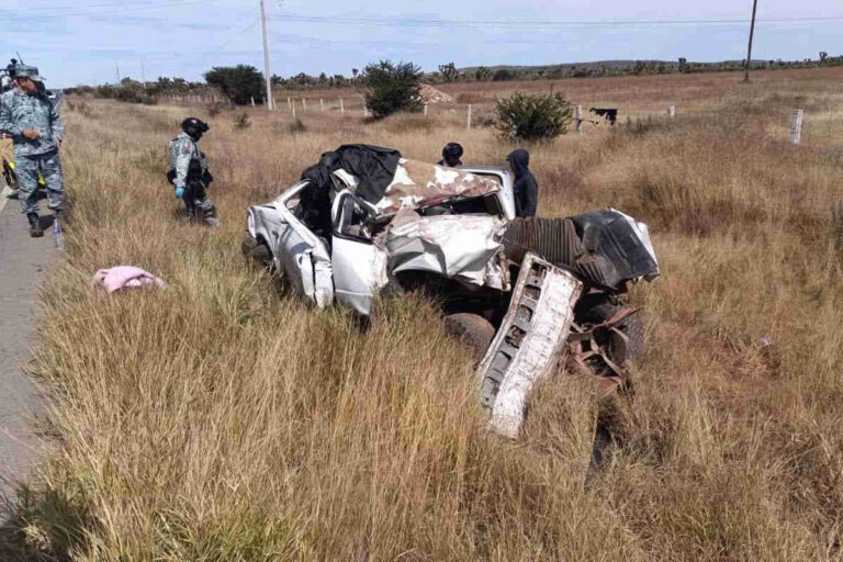 Choque en la carretera federal 49 deja dos heridos y una persona muerta