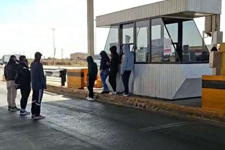 Estudiantes normalistas toman casetas por sexto día consecutivo