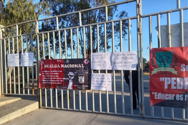 Maestros del SNTE toman oficinas del ISSSTE; reclaman soluciones