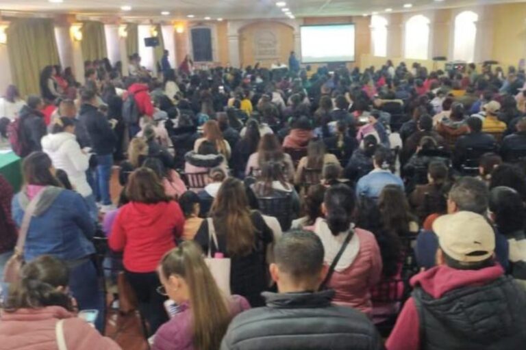 Secretaría de Educación realiza sesión informativa pese a bloqueo magisterial