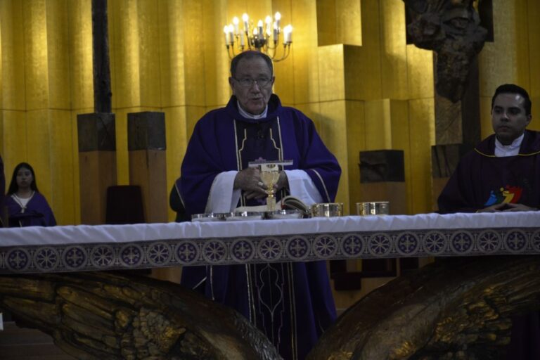 Obispo invita a jóvenes a caminar con fe