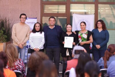 Miguel Varela entrega licencias a nuevos establecimientos que dinamizan la economía capitalina