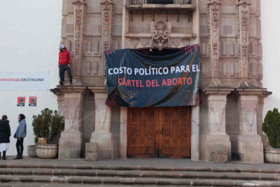 Grupos Pro Vida bloquean Congreso y exhiben a diputados zacatecanos