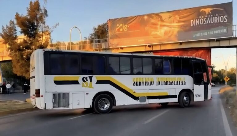 Caos vial en la capital; estudiantes normalistas de San Marcos bloquean el bulevar López Mateos