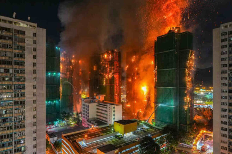 Incendio en complejo residencial de Hong Kong deja al menos 75 muertos | Video