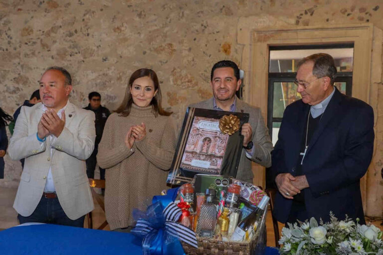 Javier Torres recibe al obispo Sigifredo Noriega Barceló en Fresnillo, Zacatecas