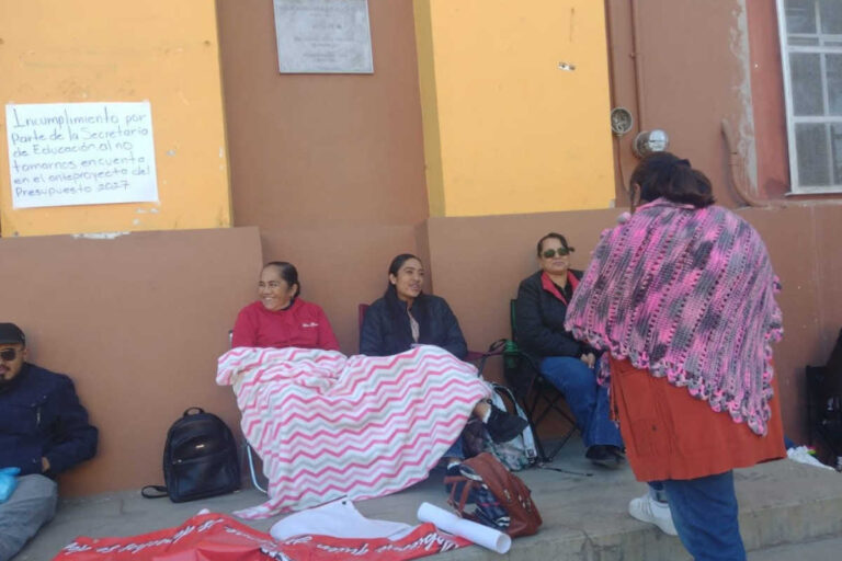 Maestros del SNTE toman oficinas de la SEZ en paro indefinido
