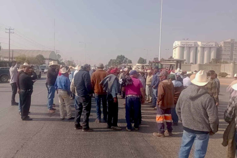 Productores zacatecanos protestan afuera de cervecera; exigen agua para el campo