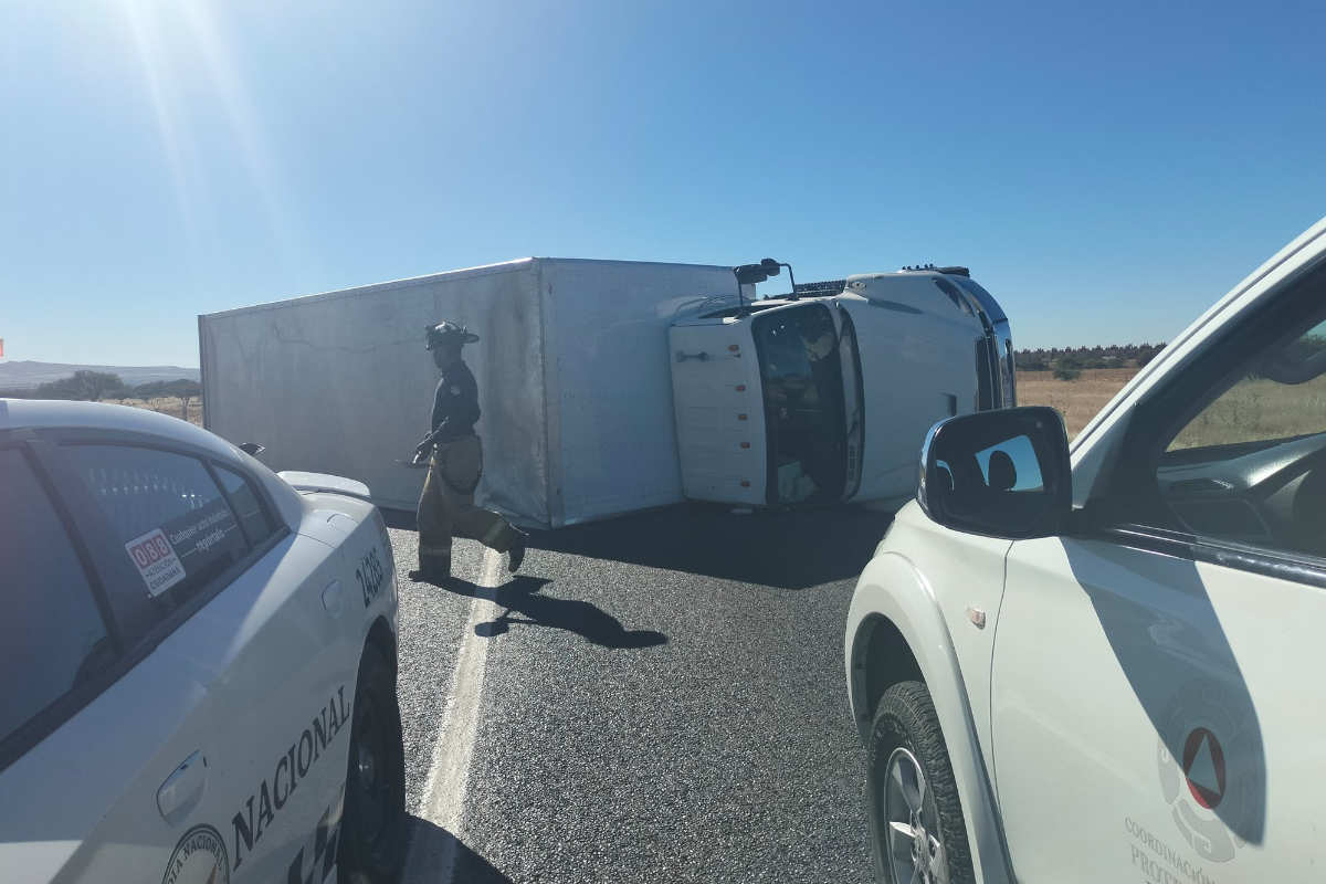 Volcadura de tractocamión en la carretera 45 moviliza a cuerpos de rescate en Zacatecas