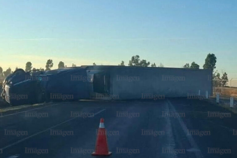 Vuelca camión sobre la carretera federal 45 y obstruye ambos carriles