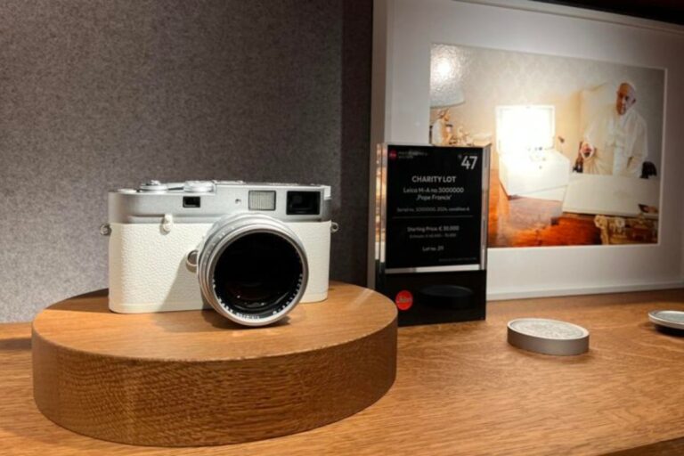 Subastan cámara del papa Francisco por 6,5 millones de euros