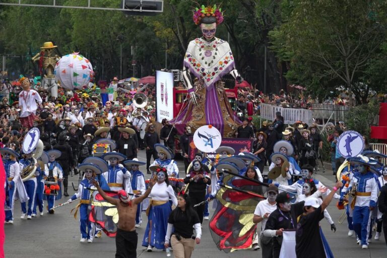 El gran desfile de día de muertos se realiza en CDMX