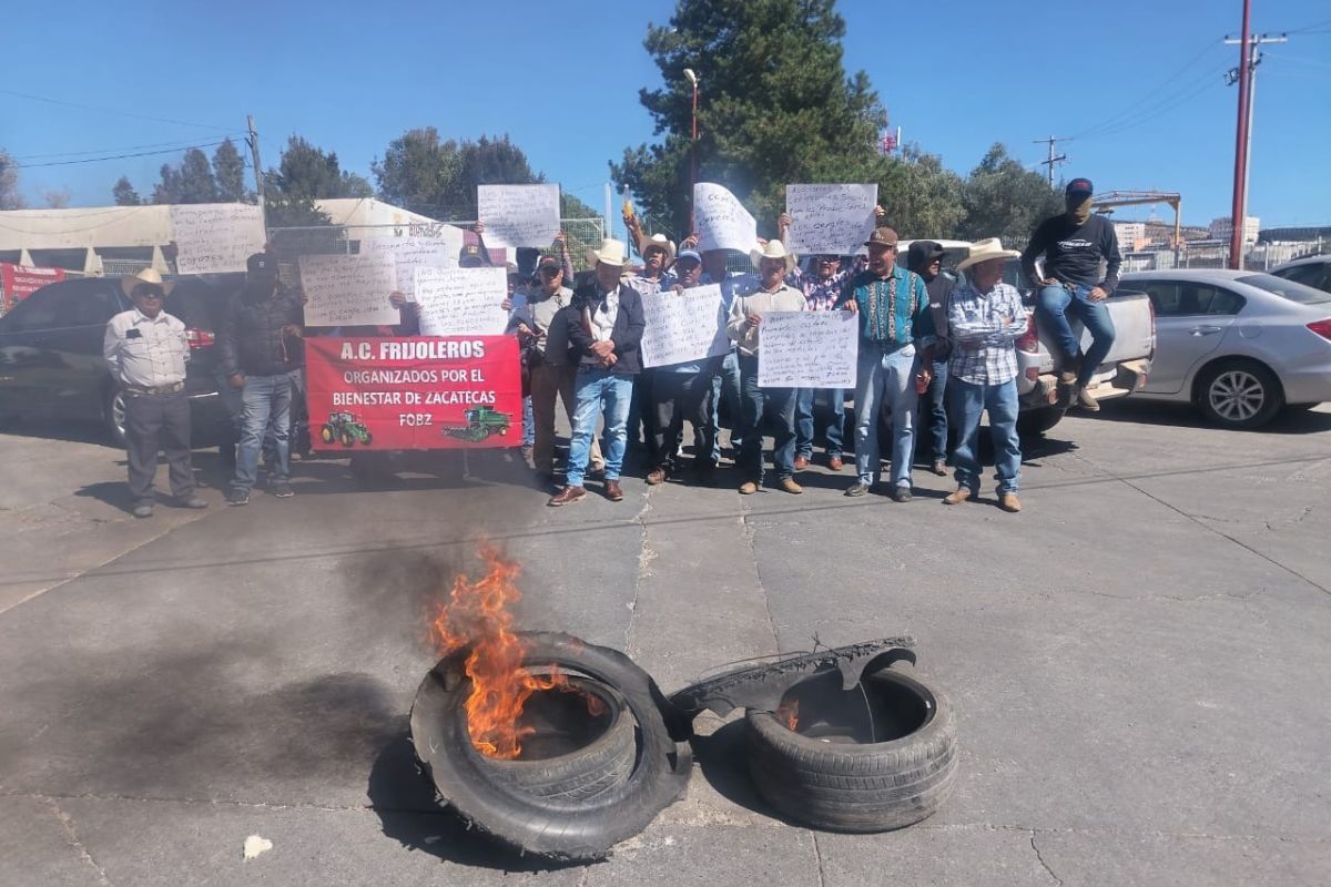 Productores de frijol se manifiestan y acusan corrupción.