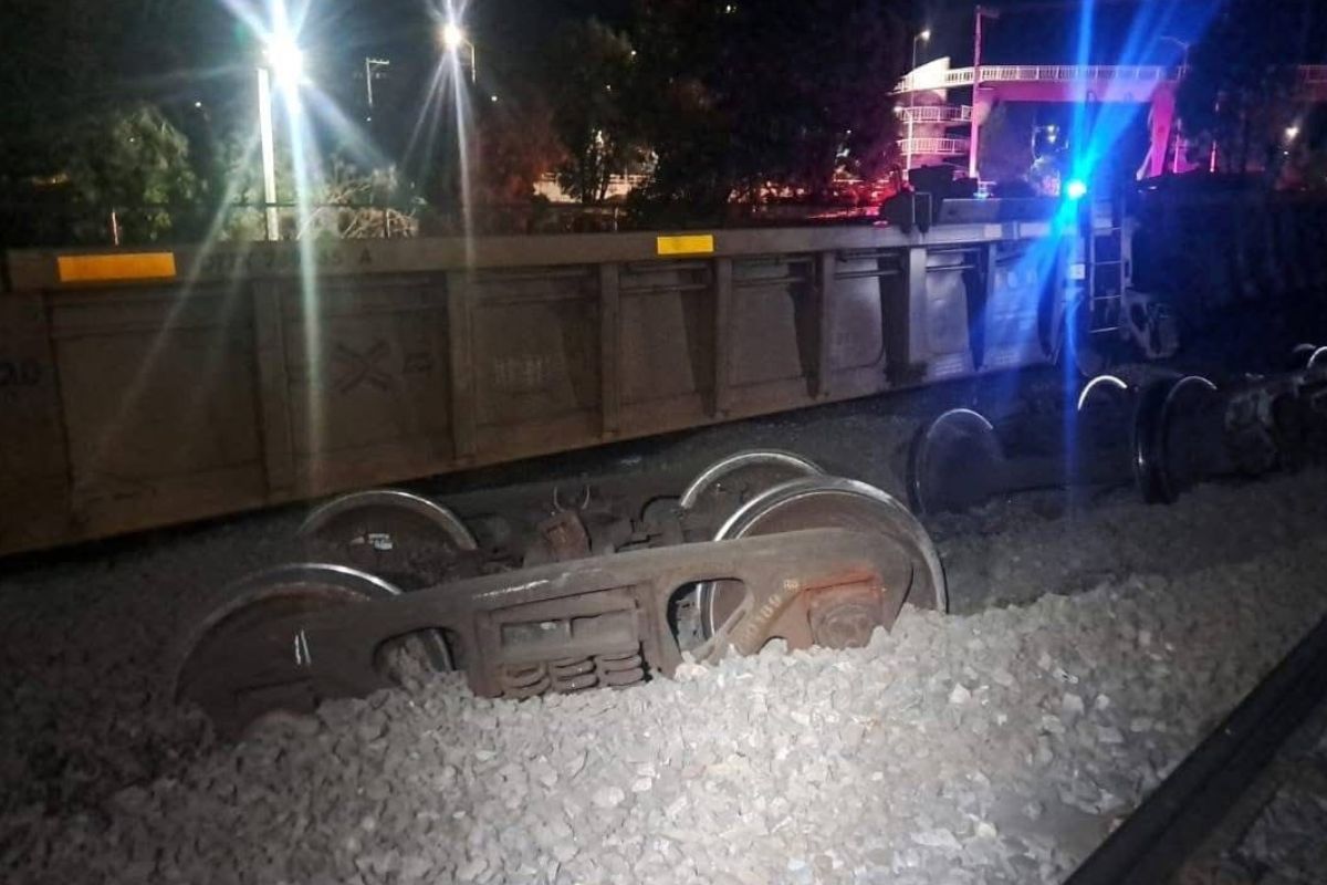 Freno repentino provoca descarrilamiento en la zona del Mercado de Abastos.