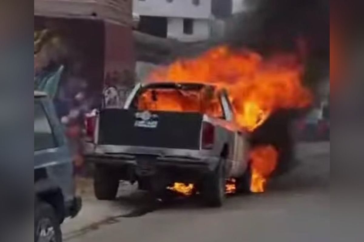 Incendio destruye camioneta en Quinta San Gabriel y moviliza a cuerpos de emergencia
