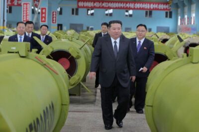 Kim Jong Un ordena ampliar y modernizar la producción de misiles en Corea del Norte para 2026