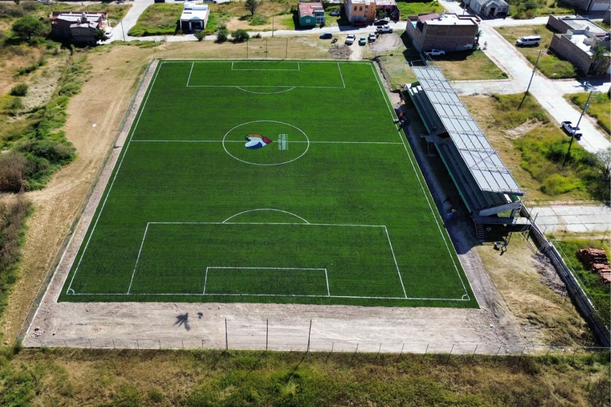Gobierno de Zacatecas entrega moderna cancha de futbol en Nochistlán.