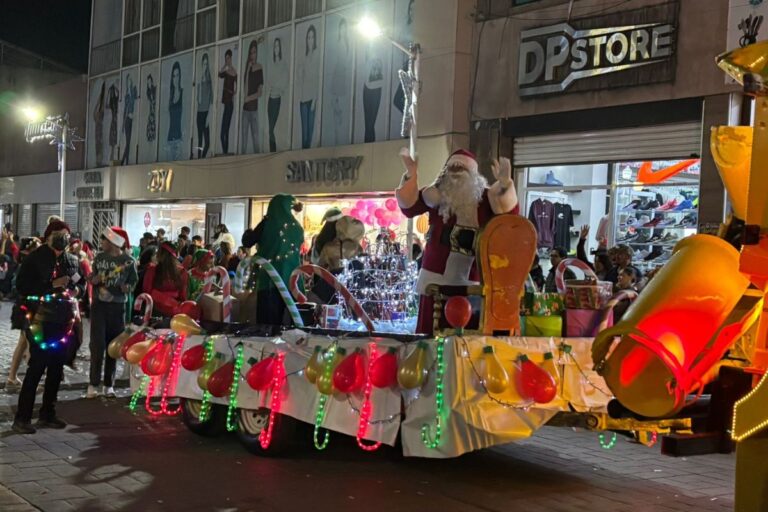 Fresnillo celebra época navideña con Tradicional Desfile