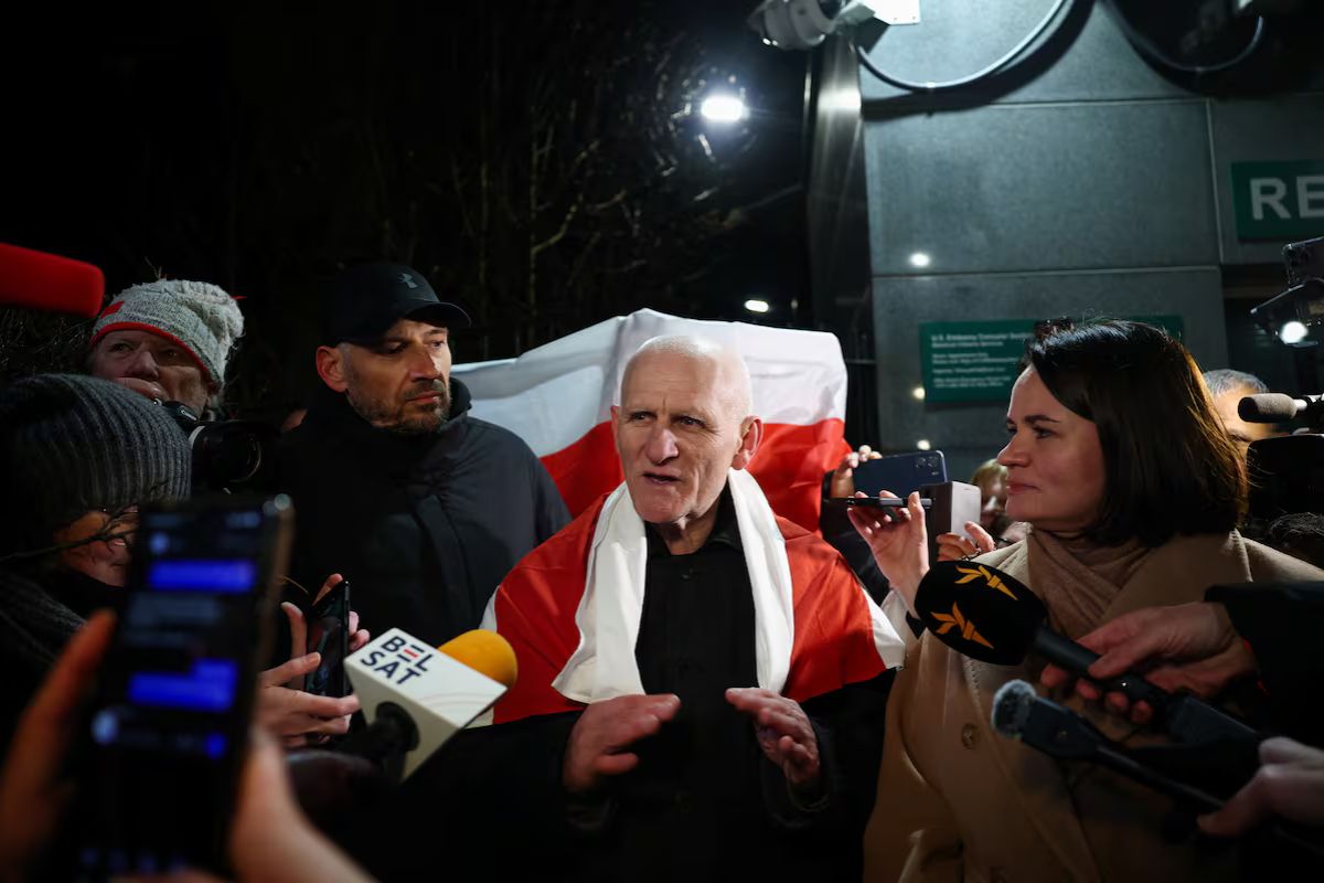 Bielorrusia libera a Ales Bialiatski y Maria Kolesnikova tras acuerdo con Estados Unidos.