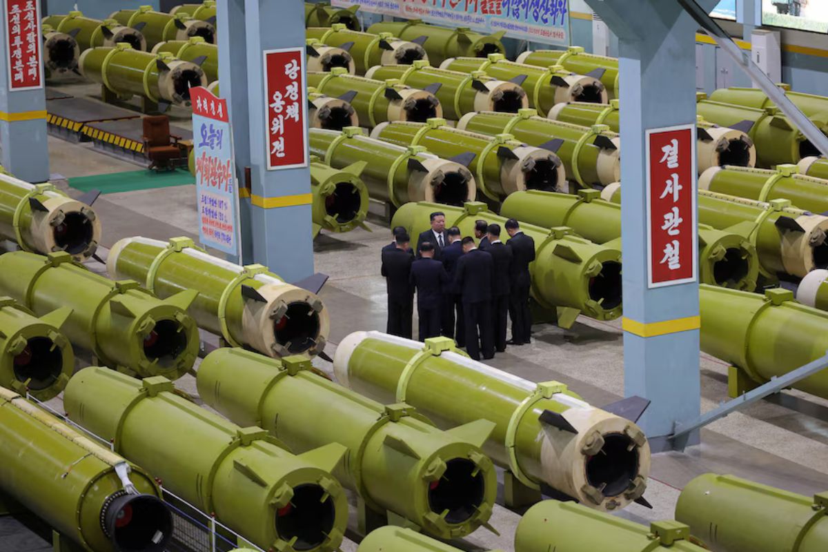 Kim Jong Un ordena ampliar y modernizar la producción de misiles en Corea del Norte para 2026.