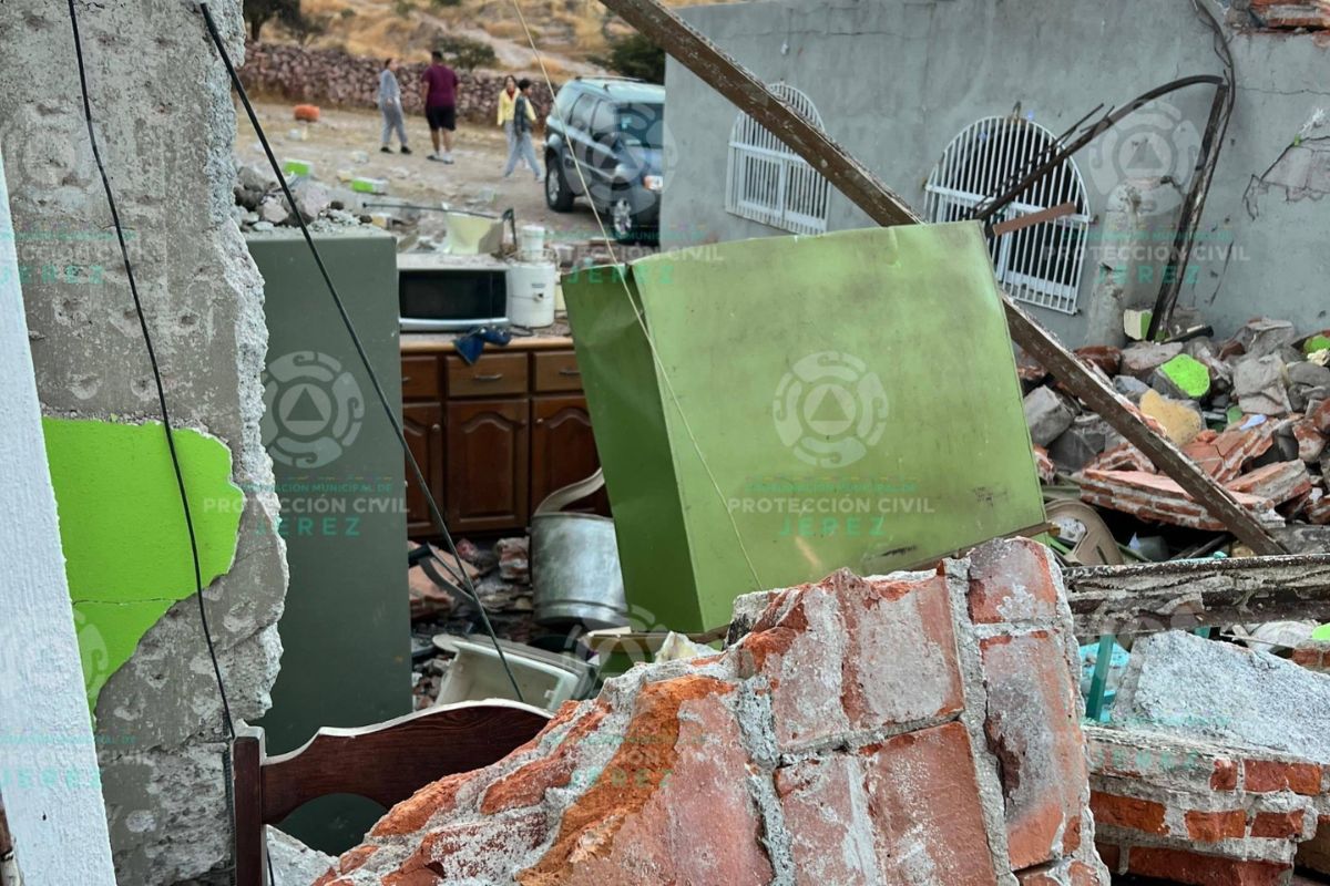 Explosión de gas en Jerez destruye una vivienda y deja tres heridos.