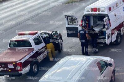 Camioneta choca con motociclista frente a Imagen Zacatecas