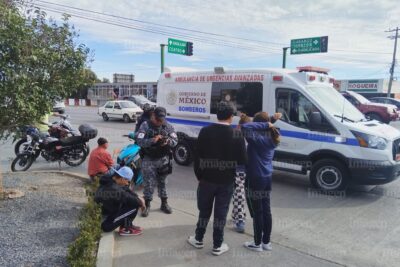 Motociclista choca contra automóvil y termina lesionado en Fresnillo