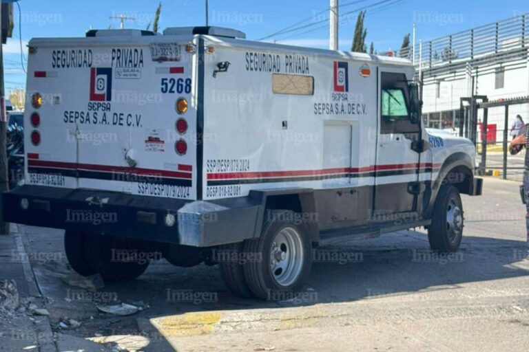 Camión blindado choca con poste de la Comisión Federal de Electricidad (CFE)