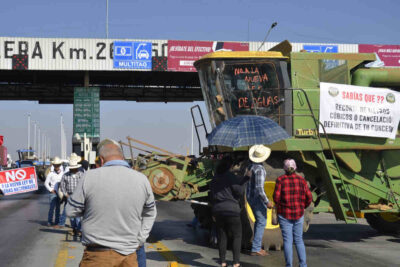 Bloqueos carreteros y tomas de casetas se mantienen este lunes en Zacatecas