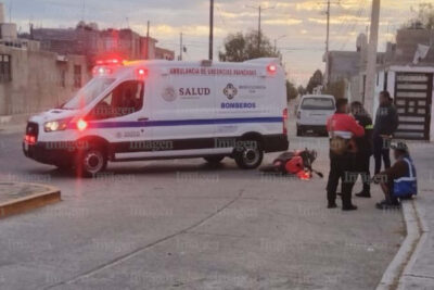 Choca motociclista contra un vehículo a metros de la Presidencia Municipal de Fresnillo