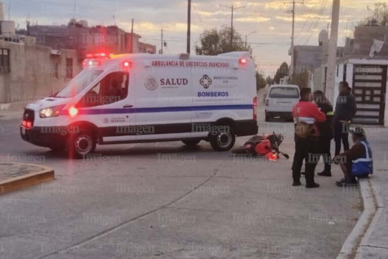 Choca motociclista contra un vehículo a metros de la Presidencia Municipal de Fresnillo