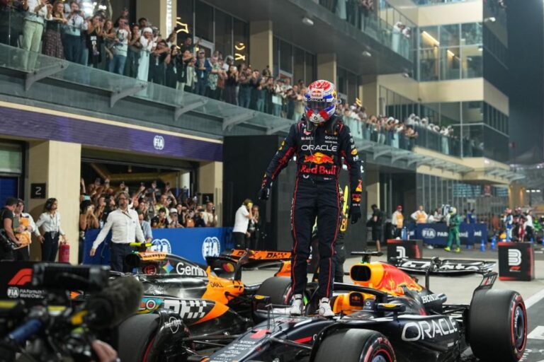 Verstappen domina la clasificación y presiona a McLaren en Abu Dhabi
