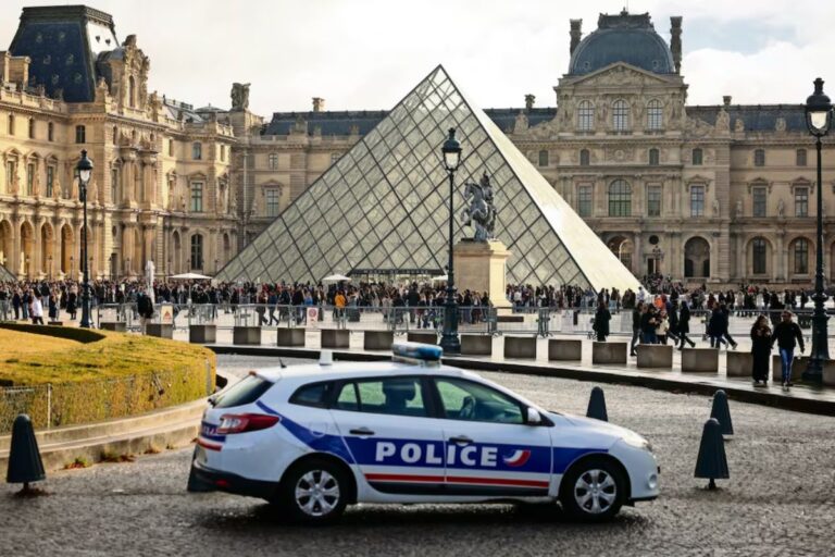 Fuga de agua en el Louvre daña hasta 400 documentos de la biblioteca egipcia