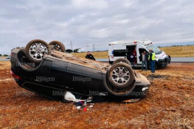 Vuelca camioneta en la federal 45; un hombre resulta lesionado en Fresnillo