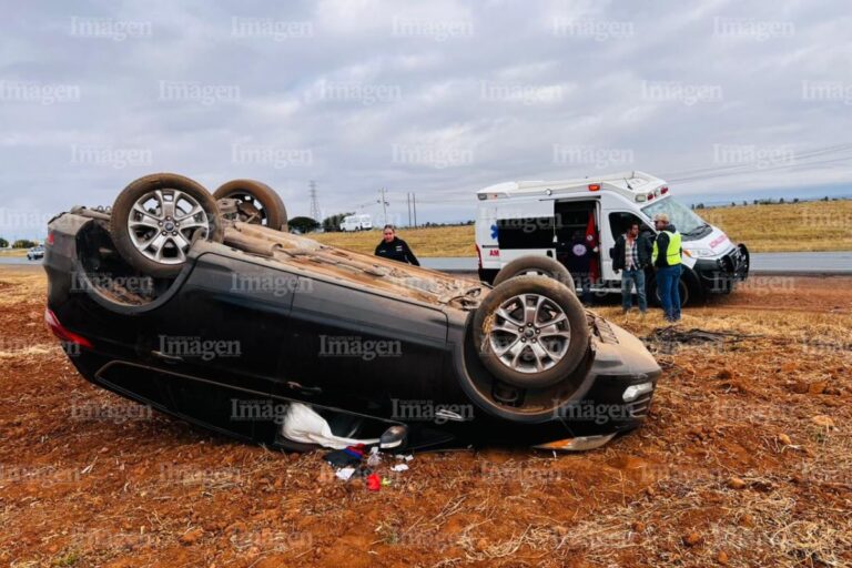 Vuelca camioneta en la federal 45; un hombre resulta lesionado en Fresnillo