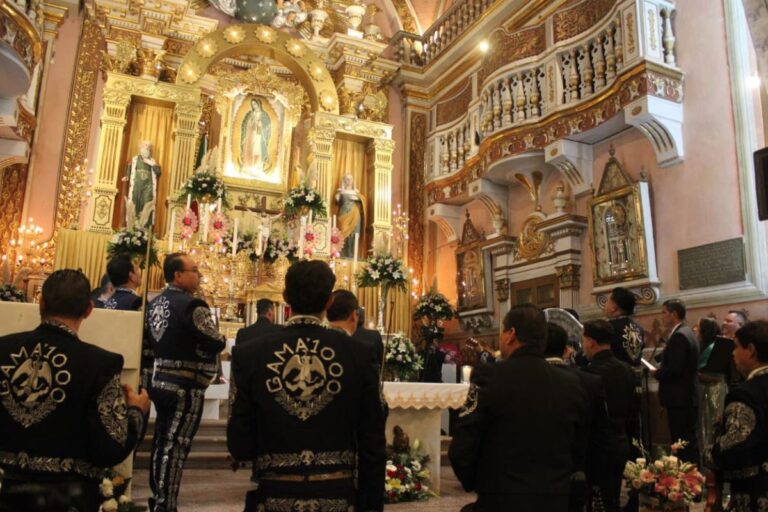 Devotos honran en Guadalupe a la Virgen con fervor y profunda fe