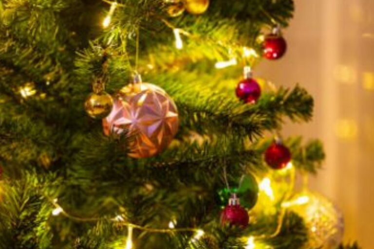 Este es el significado según su color de las esferas del árbol de Navidad