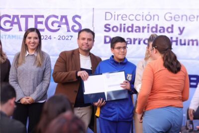 Entrega Miguel Varela 700 becas a estudiantes de primaria y secundaria en Zacatecas