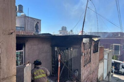Atienden incendio en casa habitación en la colonia Lázaro Cárdenas, Zacatecas