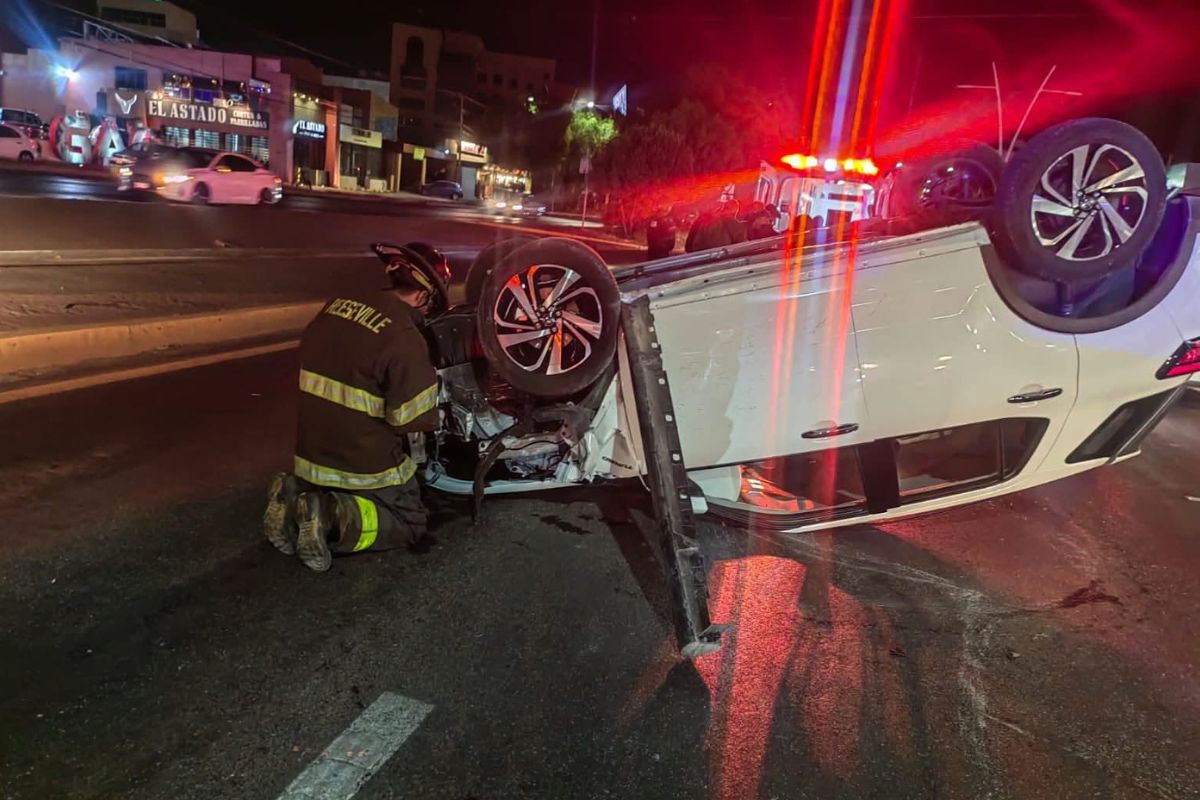 Atienden rescatistas volcadura en el bulevar José López Portillo